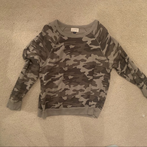 Universal Thread Camo top - Picture 2 of 3